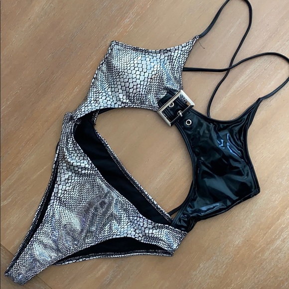 Silver snake skin/ black leather monokini - Picture 2 of 10